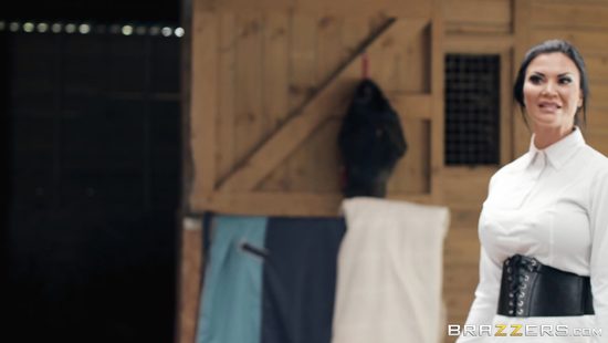 На конюшне молодой конюх отодрал в жопу свою хозяйку и кончил ей в очко