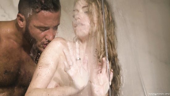 В туалете увидел свой стоячий член и позвал на помощь верную подругу