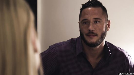 В туалете увидел свой стоячий член и позвал на помощь верную подругу