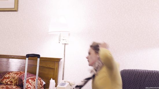 Стюардесса помогает пассажиру скоротать время при помощи анального секса