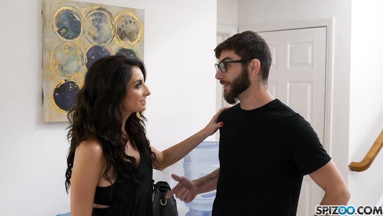 Ботаник умудрился отодрать подругу и квартирную хозяйку одновременно