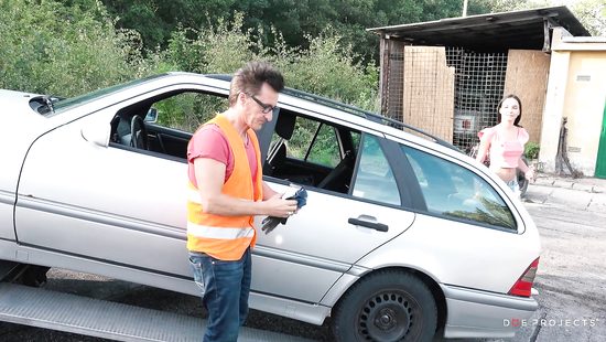 Водитель эвакуатора согласился взять оплату с латинки натурой