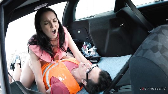 Водитель эвакуатора согласился взять оплату с латинки натурой