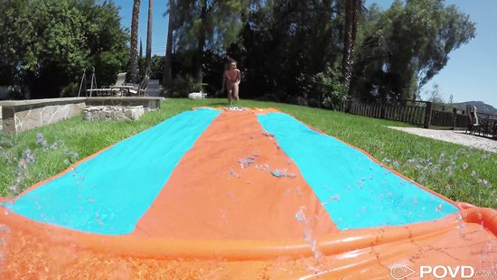 Игривую блондинку с красивыми сиськами поимел приятель у бассейна