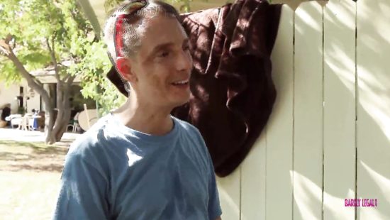 Застукала соседа по даче без штанов и пососала понравившийся пенис