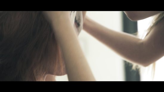 Гибкая девчонка дала рыженькой подруге полизать лысую ватрушку