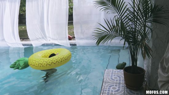 Защитил молодую соседку от бойфренда и в награду получил горячий секс