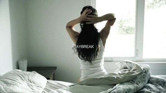 После чашечки кофе очаровательная цыпочка покажет вам своё идеальное тело