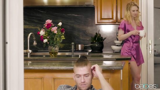 После ссоры, супруга пробует помириться с мужем при помощи секса