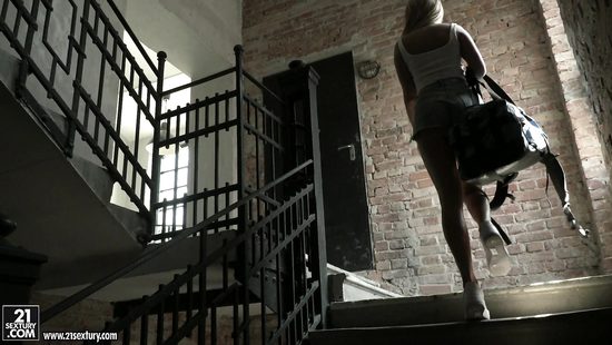 После тренировки фитоняшка устроила фут фетиш своему другу в спортзале