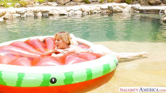В бассейне грудастая женщина соблазнила молодого друга своего сына