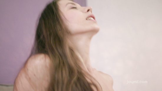 Тощая малышка скачет как угорелая на члене своего приятеля