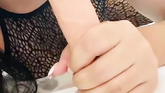 Взяла в ротик игрушку