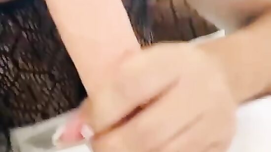 Взяла в ротик игрушку