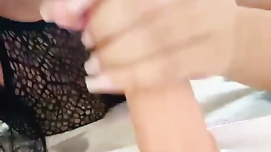 Взяла в ротик игрушку