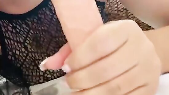 Взяла в ротик игрушку