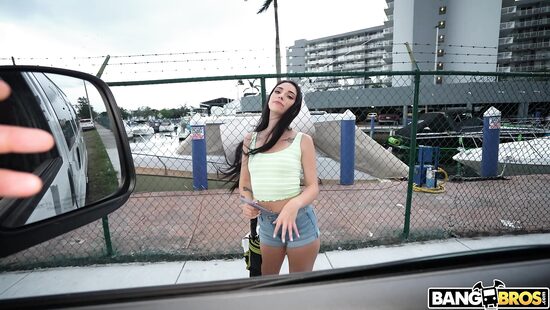 Cтриптизерша выбирает член, а не деньги