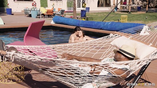 Пока попка в гамаке