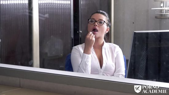 Офисная шалава сделала минет мойщику окон и следом дала в жопу начальнику