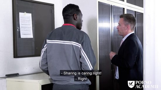 Офисная шалава сделала минет мойщику окон и следом дала в жопу начальнику