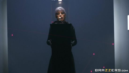 Американский полицейский арестовал и трахнул в жопу грудастую воровку