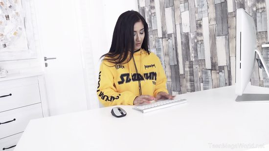 Незнакомый мужик спалил брюнетку за дрочкой и помог ей кончить