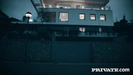 Познакомился в лифте с блондинкой и в первый вечер распечатал ей попку