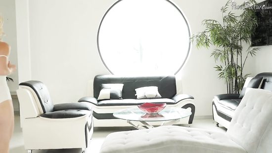 Фантастический секс на кухне взрослой женщины и молодого чувака