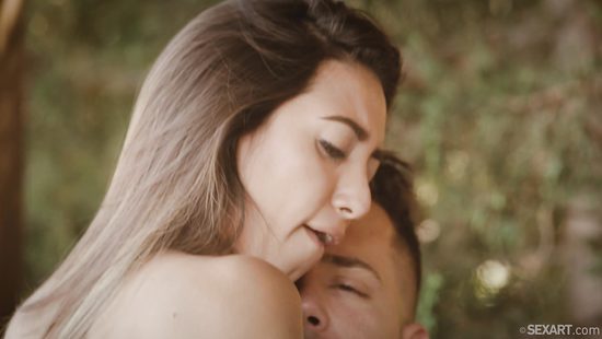 В лесной беседке молодые любовники дали волю своим сексуальным фантазиям