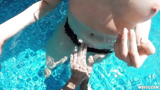 Подловил полуголой соседку в бассейне и наконец то трахнул красотку