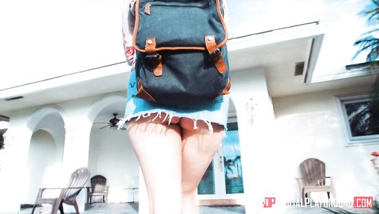 Очкастая студентка пришла домой к учителю и соблазнила его большими сисями