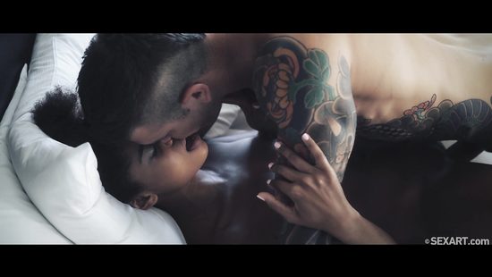 Татуированный бойфренд вылизал киску подружке и накончал ей в киску