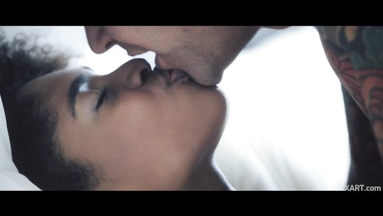 Татуированный бойфренд вылизал киску подружке и накончал ей в киску