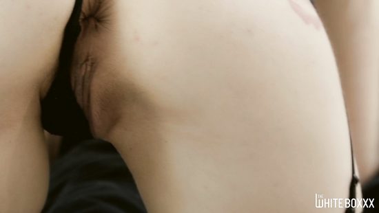 Немного покривлялся, зато трахнул обалденную брюнетку в тугую задницу