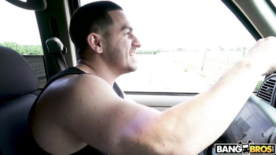 Нимфоманка латинка голой с плакатом в руках ищет себе здоровый член