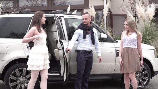 Итальянская модель с большими сиськами ловко обслуживает двух жеребцов