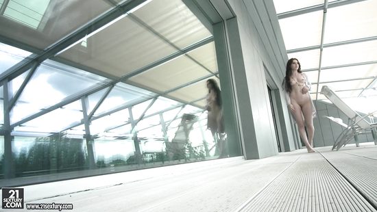 У брюнетки зачесалось очко и она попросила друга трахнуть её в попку