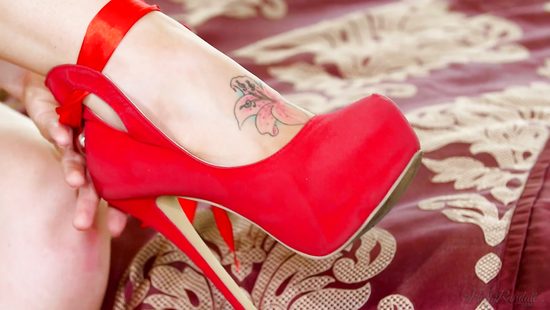 Сексуальная блондинка длинными пальчиками доводит себя до оргазма