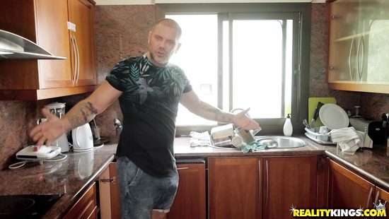 Неряшливая супруга довела себя до сквирта и получила в анус болт мужа