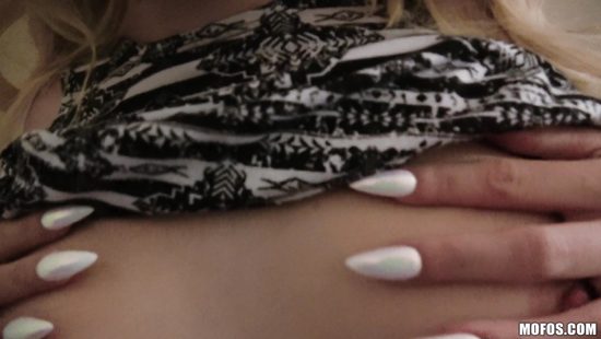 Пришёл в гости к своей девушке, а трахнул грудастую соседку по комнате