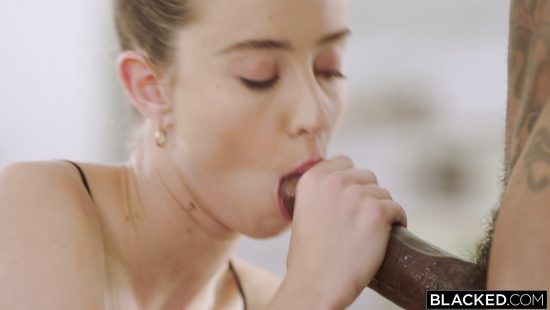 Богатая девчонка нашла приключения на свою задницу в виде чёрного члена