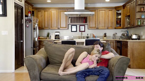 Везунчик отодрал свою стройную подружку и её грудастую мачеху