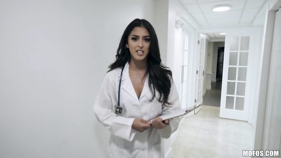 Врачиха с медсестрой обалдели от члена пациента и вместо операции устроили оргию