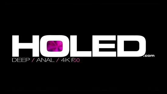 На заднем дворе красивую анальщицу приятель трахнул в жопу толстым членом