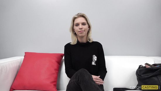 Чешская любительница на кастинге дрочит киску и чпокается с агентом