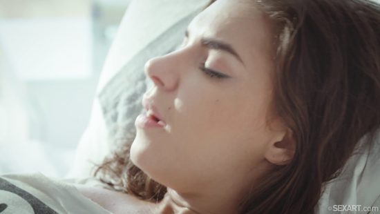 Алина Ерёменко красиво трахается в спальне с мускулистым негритосом