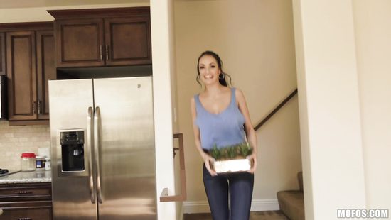 Грудастая малышка соблазнила мастера на все руки большими титьками