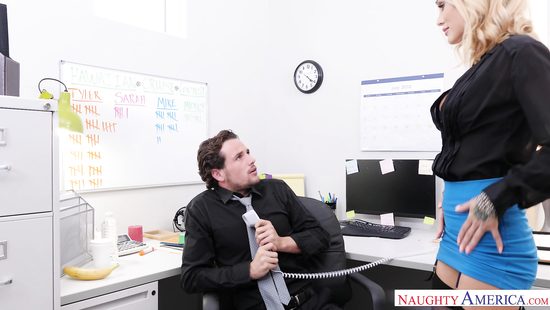 В офисе наглая грудастая секретарша соблазнила молодого шефа