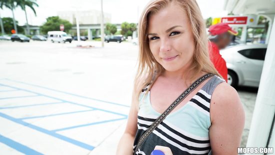 За зелёные деньги девка согласилась дать пикаперу прямо на улице