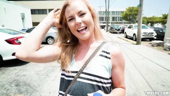 За зелёные деньги девка согласилась дать пикаперу прямо на улице